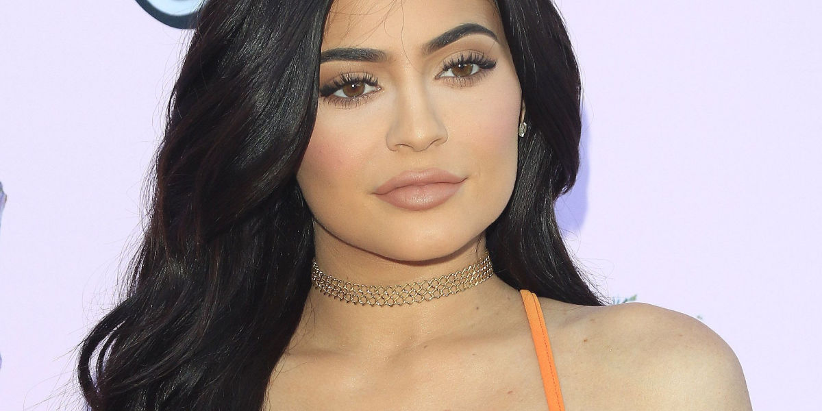 Kylie Jenner smider alt tøjet: Viser formerne frem under sydens sol