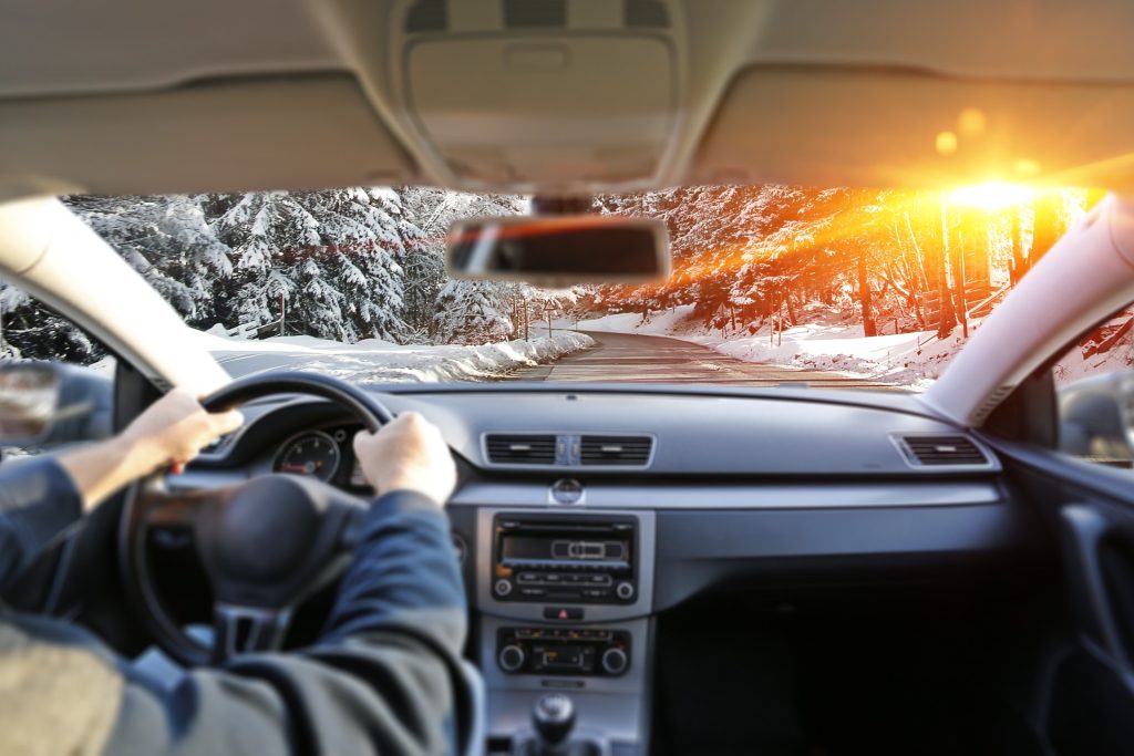 Én fejl på bilruden kan koste dig både bøder og bilen: Sådan håndterer du det mest effektivt