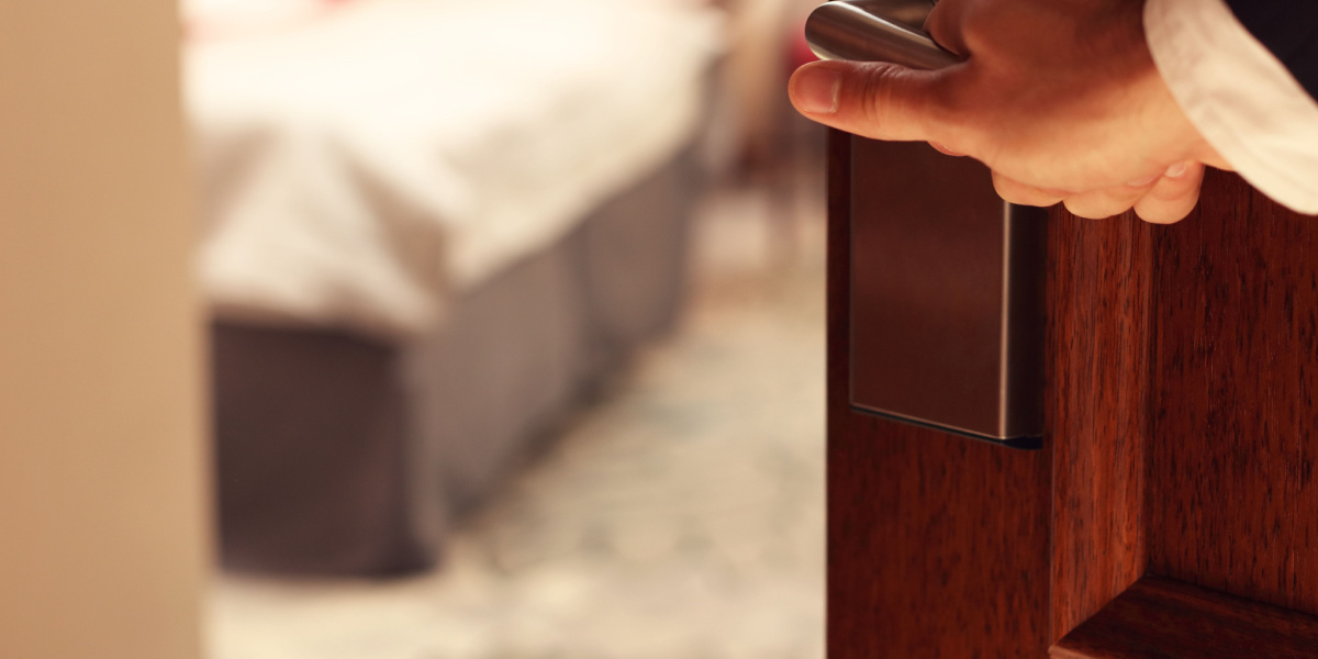 Folk er efterladt i chok: Derfor skal du altid efterlade et håndklæde på hotel-døren