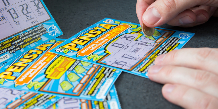 Kvinde vinder næsten 4 millioner kroner på skrabelod: Så snyder han hende