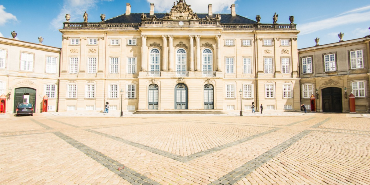 En sorgens dag: Amalienborg flager på halv