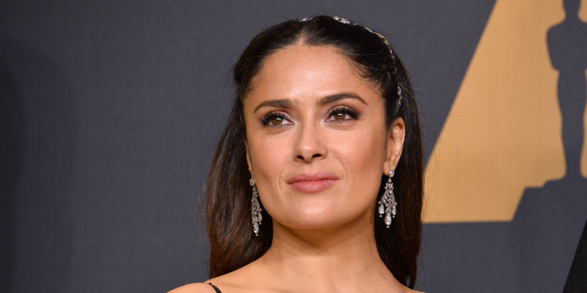 Salma Hayek stjæler alt opmærksomheden: Tropper op til filmpremiere i gennemsigtig kjole