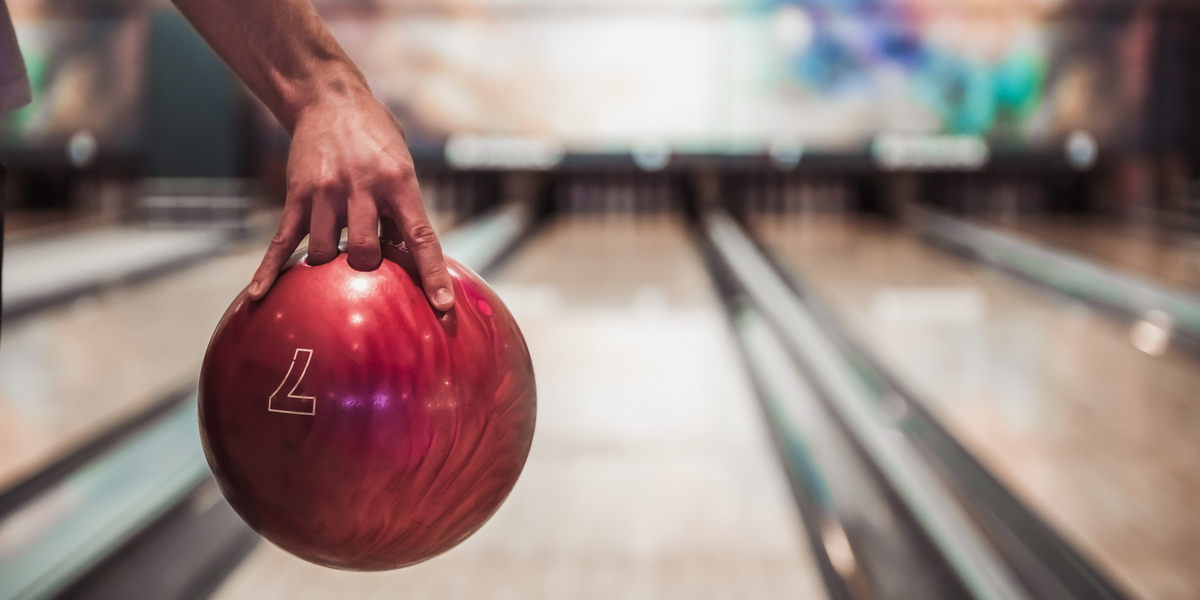 Tvillingepar ville ære afdød far: Puttede hans aske i bowlingkugle