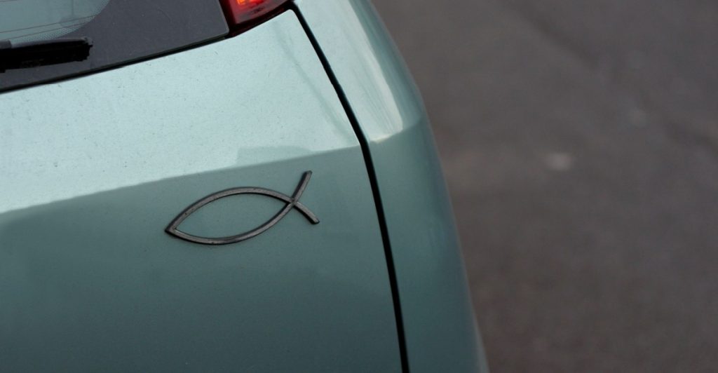 Har du set dette mærkelige symbol bag på bilen? Her er den overraskende historie bag