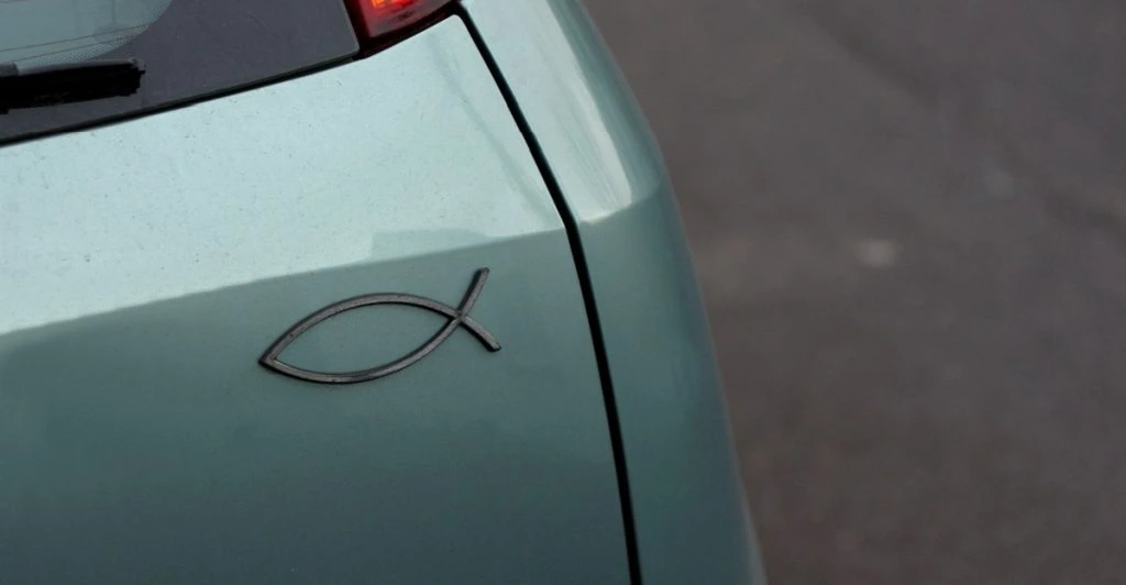 Har du set dette mærkelige symbol bag på bilen? Her er den overraskende historie bag