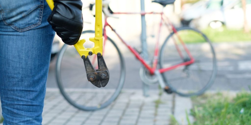 Dette klistermærke på cyklen skal skræmme tyvene væk – og det virker faktisk
