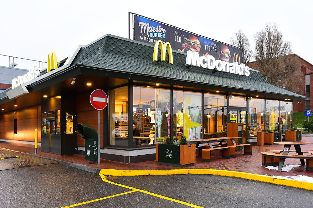 Mand raser over McDonald’s: Da restaurantchef ser, hvad manden gør, ringer han straks til politiet
