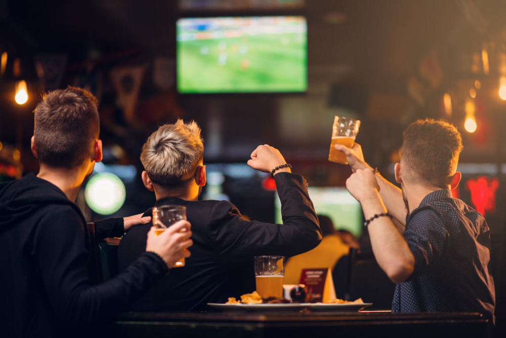 Nu er drømmejobbet her: Få løn for tage på bar, drikke øl og se fodbold
