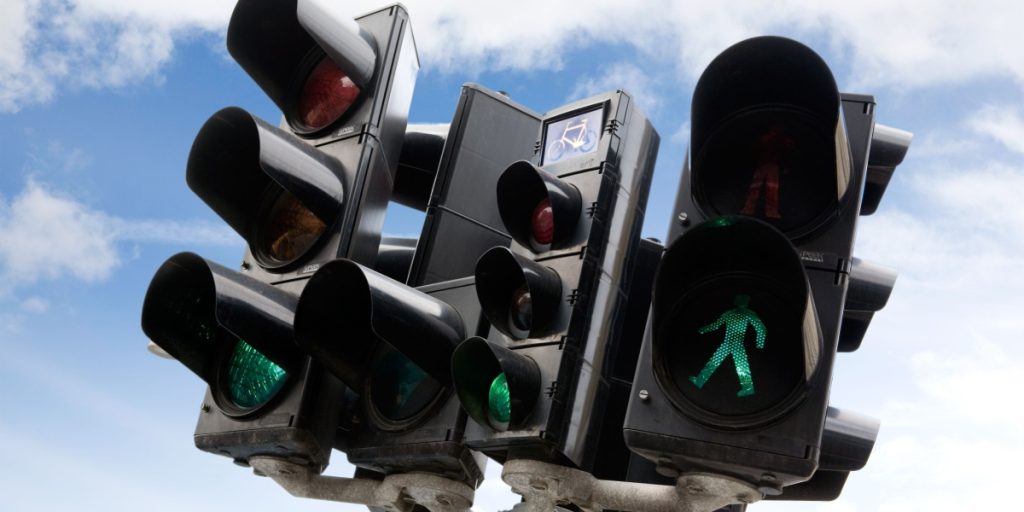 Ny færdselsregel er trådt i kraft: Her må du køre, selvom lyset er rødt