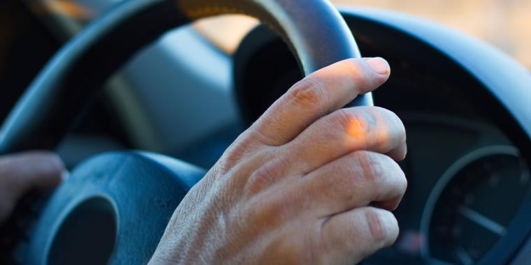 Politiet advarer mod muskuløs mand, der stopper bilister: Kører rundt med dette på taget