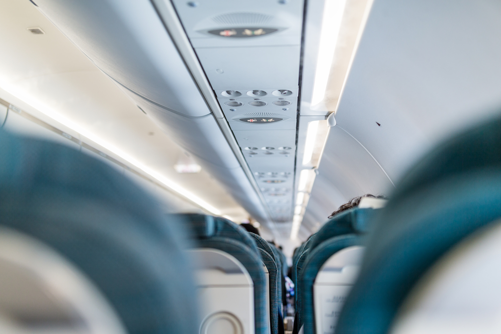Stewardesse deler vigtigt råd til passagererne: Disse sko er no-go ombord på fly