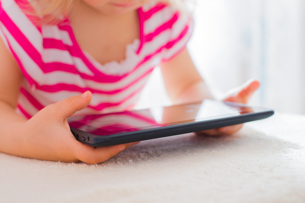 Mor anholdt og låst inde i 7 timer – fordi hun tog sine børns iPads