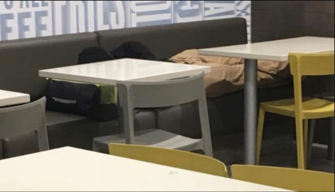 Kvinde gjorde nar af Simon, der sov på McDonald’s: Simon fik den bedst mulige hævn
