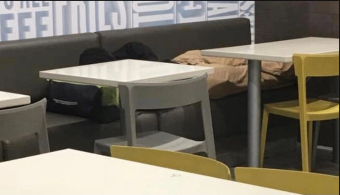 Kvinde gjorde nar af Simon, der sov på McDonald’s: Simon fik den bedst mulige hævn