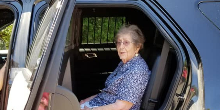 93-årige Simone bliver anholdt på sin fødselsdag: Naboer i chok