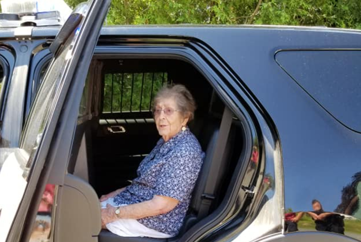 93-årig bliver anholdt på sin fødselsdag – årsagen efterlader alle i chok