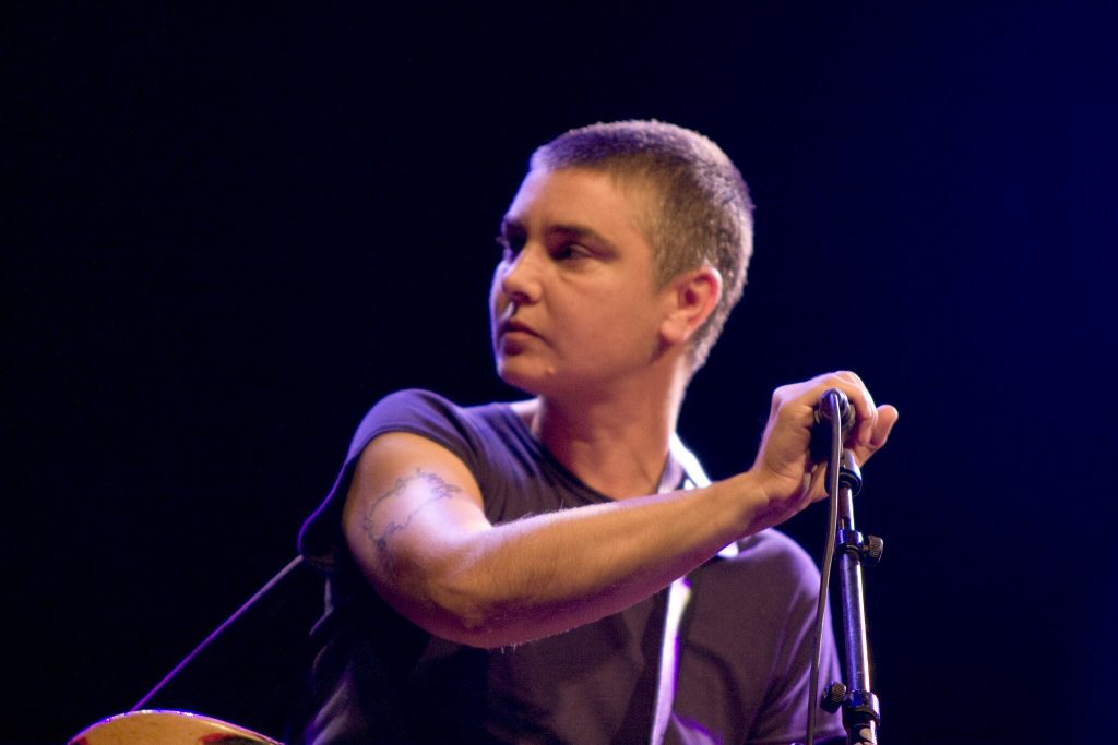 Nu er det afsløret: Her er den tragiske årsag bag Sinéad O’Connor død