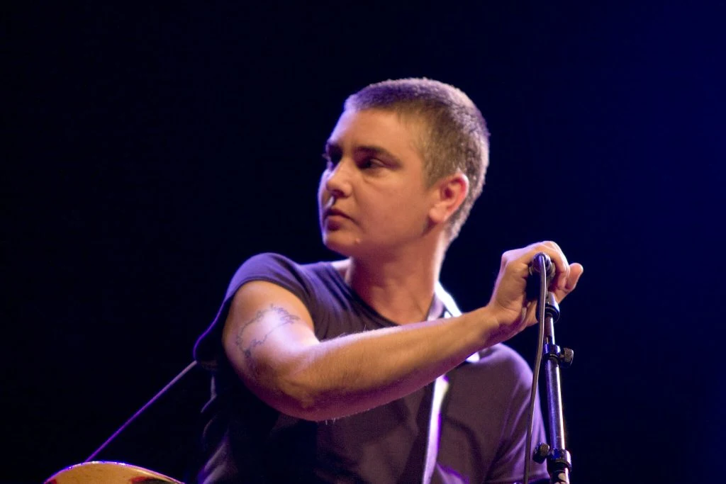 Nu er det afsløret: Her er den tragiske årsag bag Sinéad O’Connor død