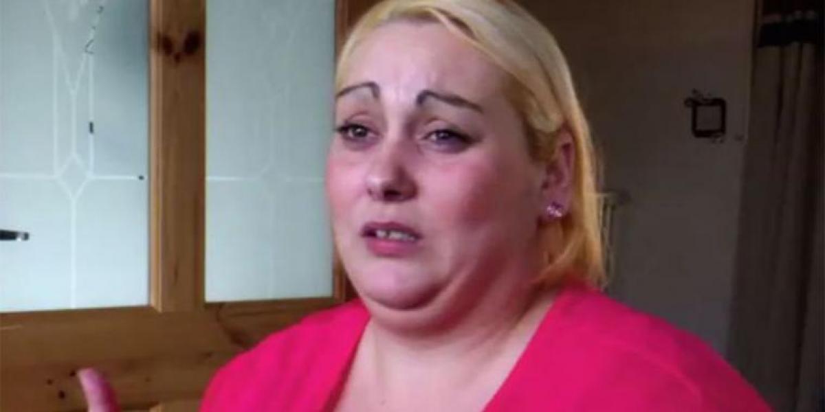 Sarah tatoverer døtrenes navne på sine bryster – det går ikke som planlagt