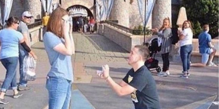 Mand faldt på knæ i Disneyland: Nu bliver han mobbet på Facebook