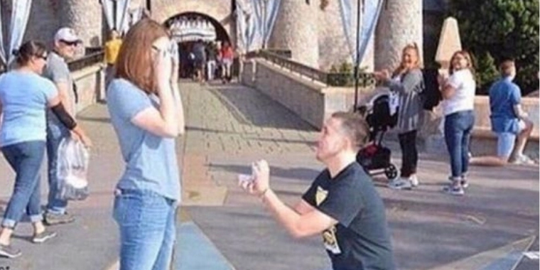 Mand faldt på knæ i Disneyland: Nu bliver han mobbet på Facebook