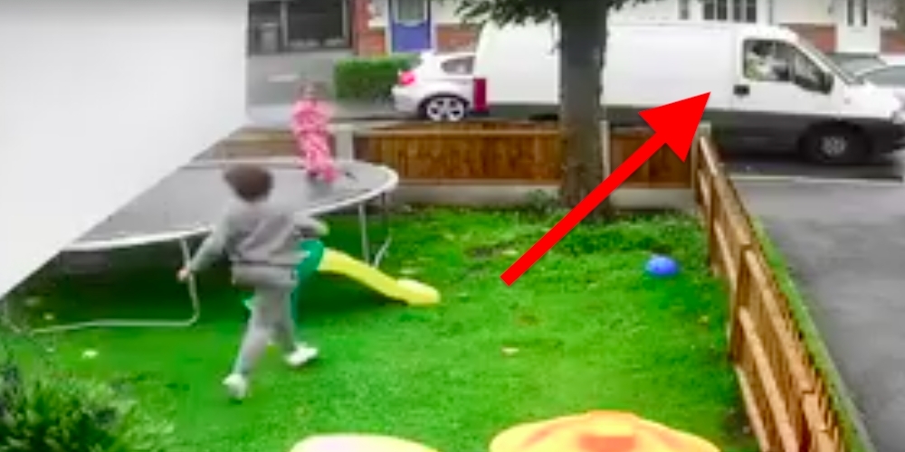 To piger hygger sig på trampolin i baghaven – pludselig løber mor panisk mod dem
