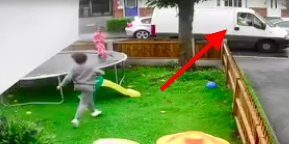 To piger hygger sig på trampolin i baghaven – pludselig løber mor panisk mod dem