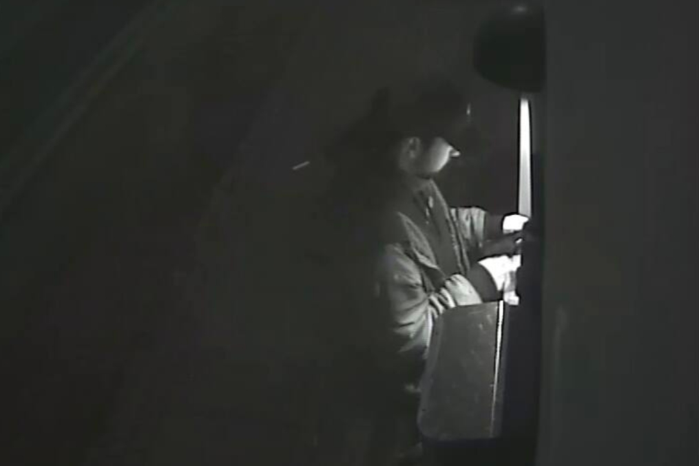 Kender du denne mand? Politiet efterlyser person bag uhyggeligt knivrøveri