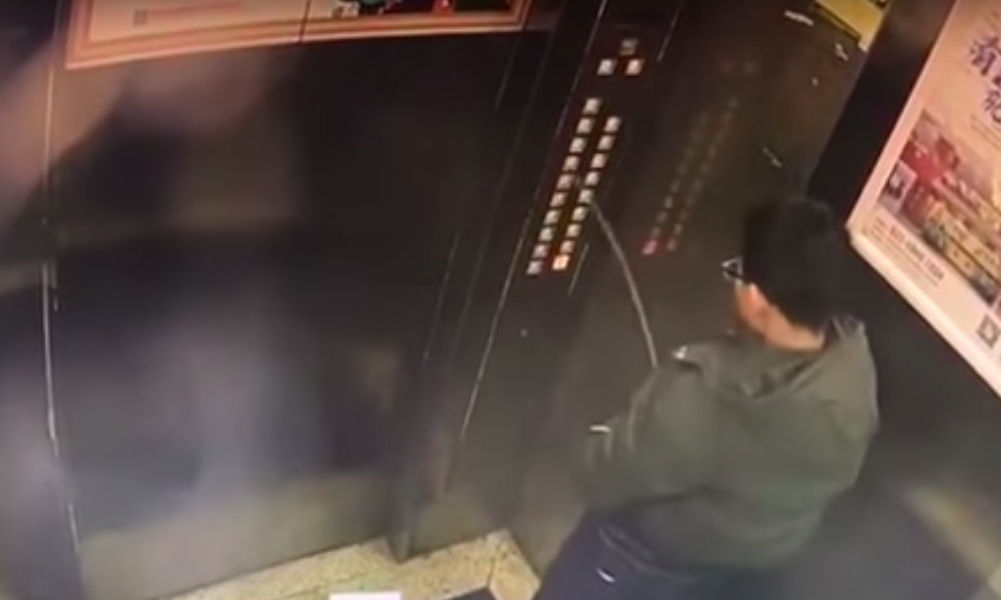 Teenager vælger at tisse i elevator for sjov – det kommer han bittert til at fortryde