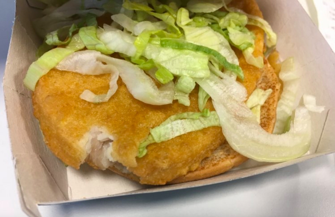 Kvinde gør hårrejsende opdagelse efter at have taget kæmpe bid af veganer-burger på McDonald’s