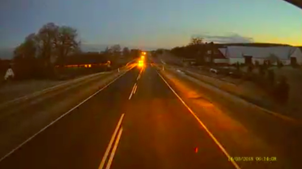 Asbjørn filmede lastbil på hovedvej – hold godt øje med ventre side af billedet