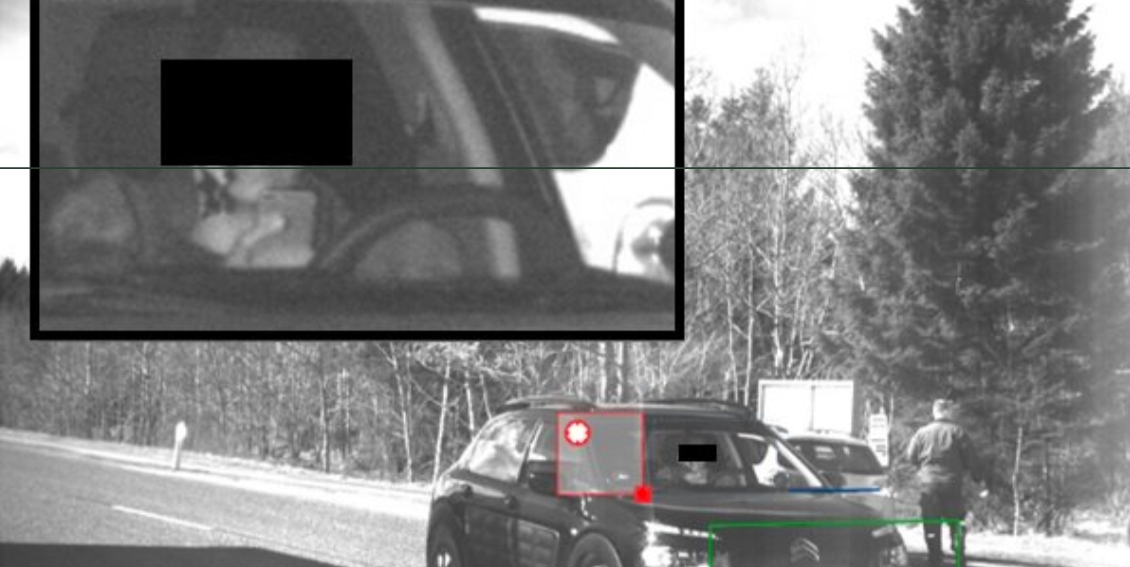Politiet deler foto af kvindelig bilist til skræk og advarsel: Gør aldrig dette!