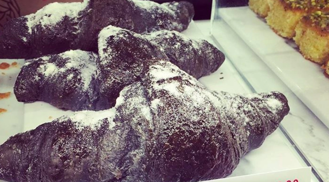 Folk gør tykt grin med bagers croissanter – kan du se problemet?