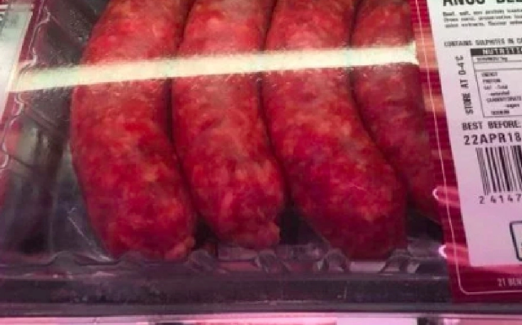 Ups! Pinlig stavefejl har fået folk til at skraldgrine af disse grillpølser
