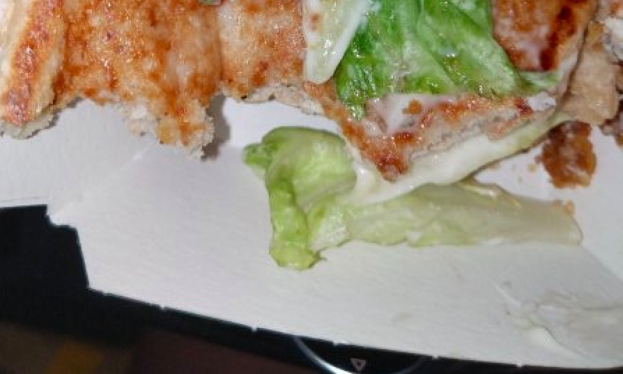 Anita køber burger til sin teenagesøn på McDonalds: Får kæmpe chok, da sønnen løfter burgerbollen