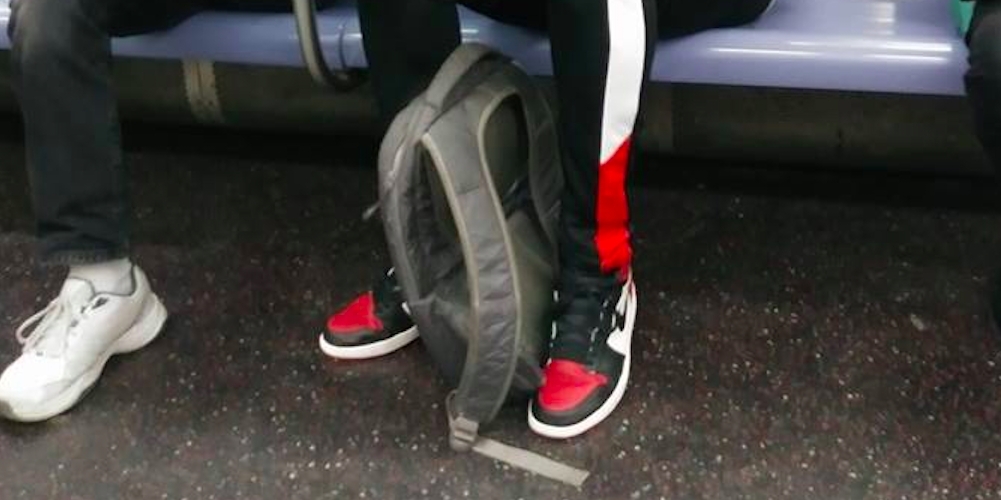Denise spottede ung studerende i metroen: Griber mobilen, da ældre mand pludselig sætter sig ned ved siden af