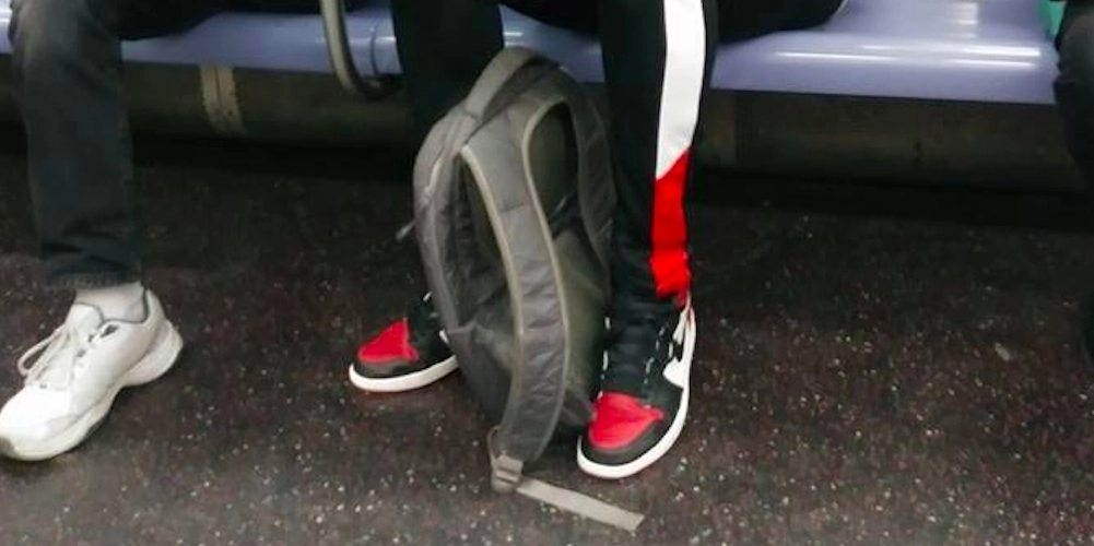 Denise spottede ung studerende i metroen: Griber mobilen, da ældre mand pludselig sætter sig ned ved siden af