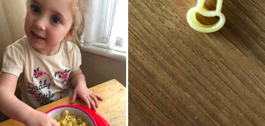 Rebecca koger pasta til sine to børn, men spotter noget pudsigt ved maden: Nu griner alle af hende