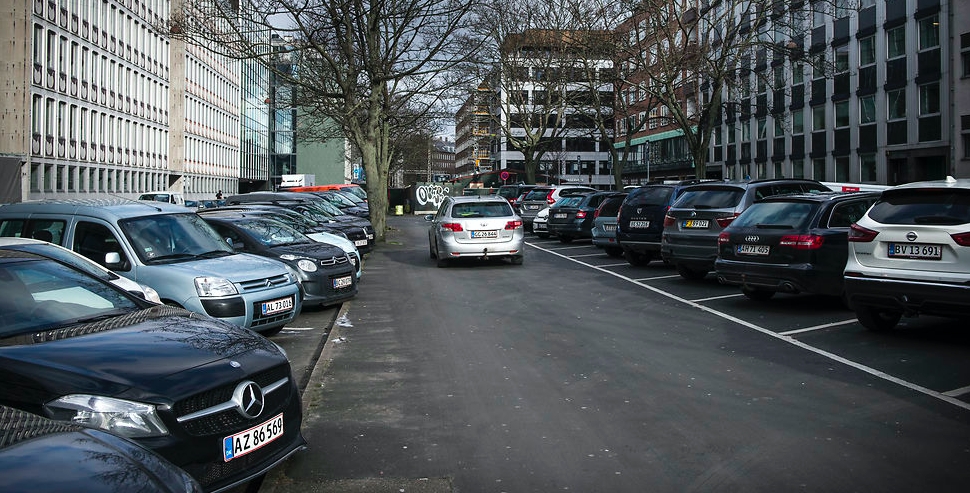 Københavnske bilejere skal punge ud: Nu skal parkering koste 10.000 kroner