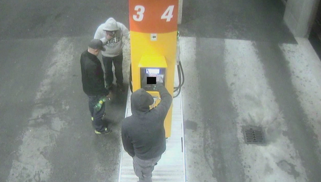 Genkender du disse tre mænd? Politiet efterlyser gerningsmænd bag tankstation-brand