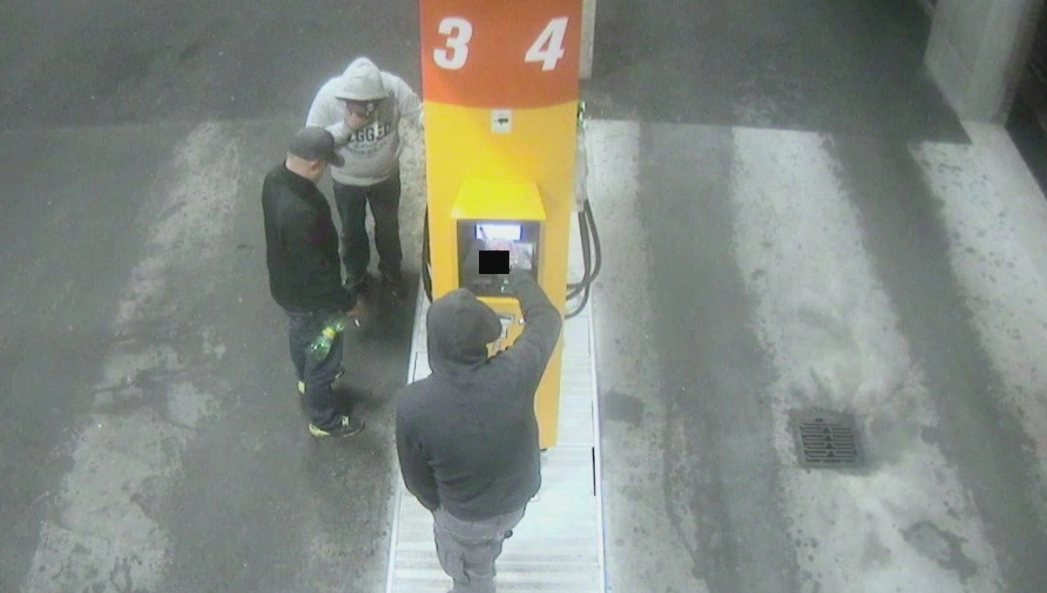 Genkender du disse tre mænd? Politiet efterlyser gerningsmænd bag tankstation-brand