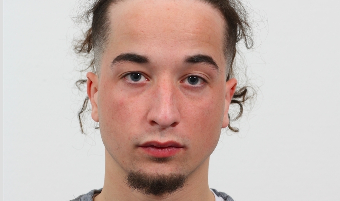 Dramatisk flugt foran retten: Nu efterlyser politiet 20-årig mand mistænkt for dødsvold