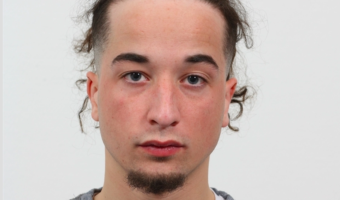 Dramatisk flugt foran retten: Nu efterlyser politiet 20-årig mand mistænkt for dødsvold