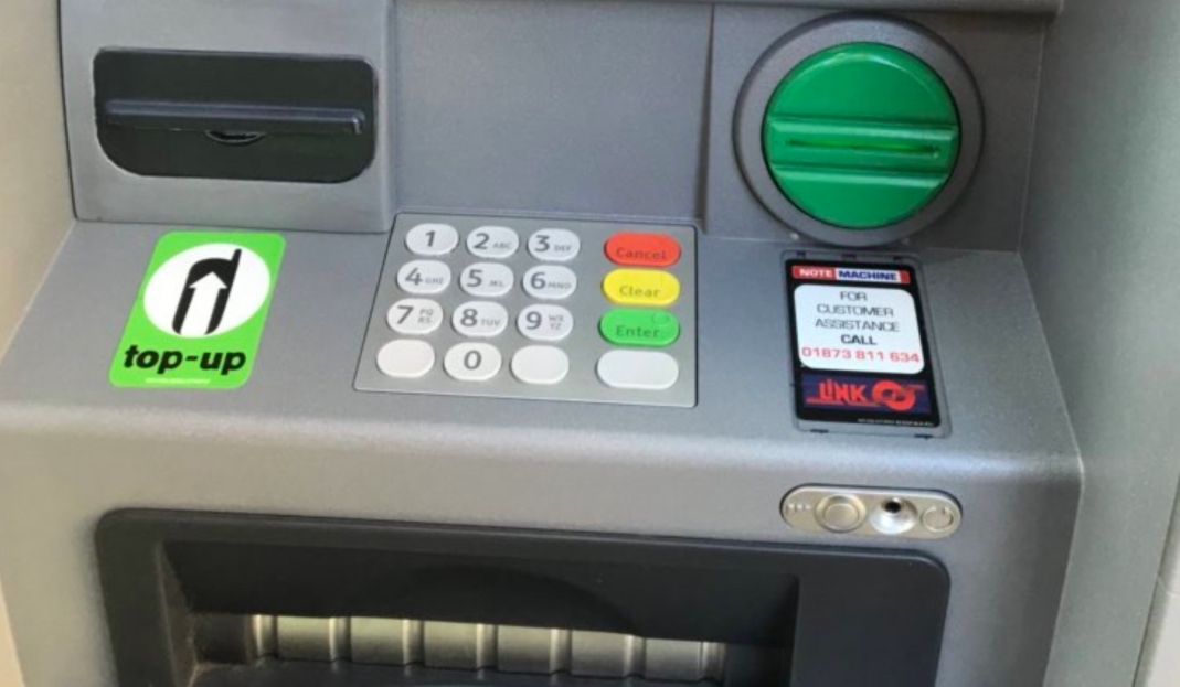 Civilbetjent går forbi hæveautomat og fornemmer straks faren: Kan du se den afslørende detalje?