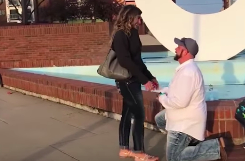 Kevin går på knæ i rørende frieri: Nu skraldgriner alle af detaljen i baggrunden