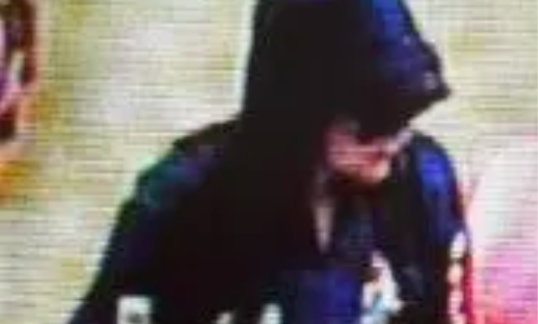 Kender du denne mand? Truede ekspedient med kanyle under røveri