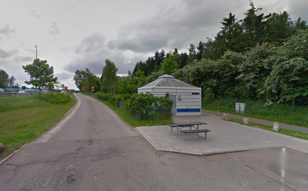 Kvinde benyttede rasteplads-toilet, da hun lagde mærke til hul i døren: Pludselig stak en mand noget gennem hullet