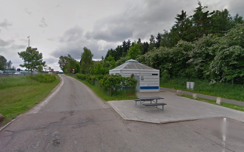Kvinde benyttede rasteplads-toilet, da hun lagde mærke til hul i døren: Pludselig stak en mand noget gennem hullet