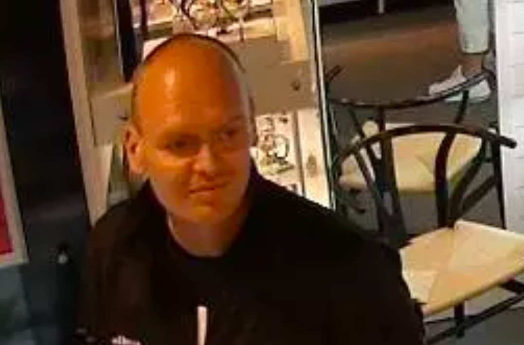 Hvem er denne mand? Stjal dyre ure, men blev fanget på overvågning