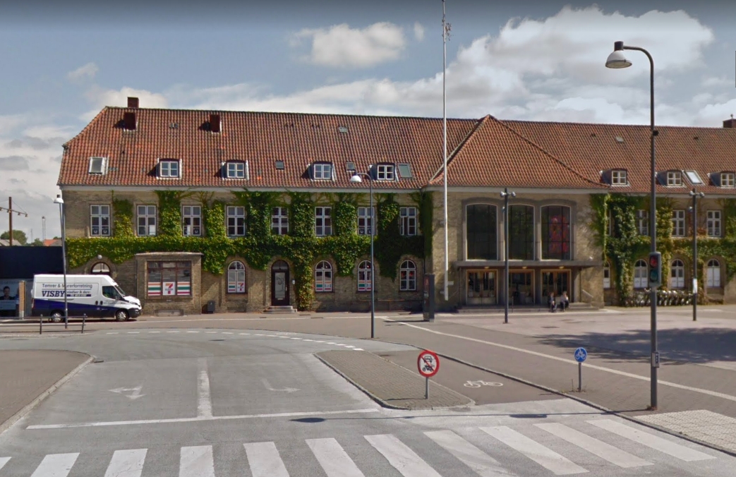 Aggressiv mand skabte utryghed på banegård: Da passagererne spottede hans våben, ringede de straks 112